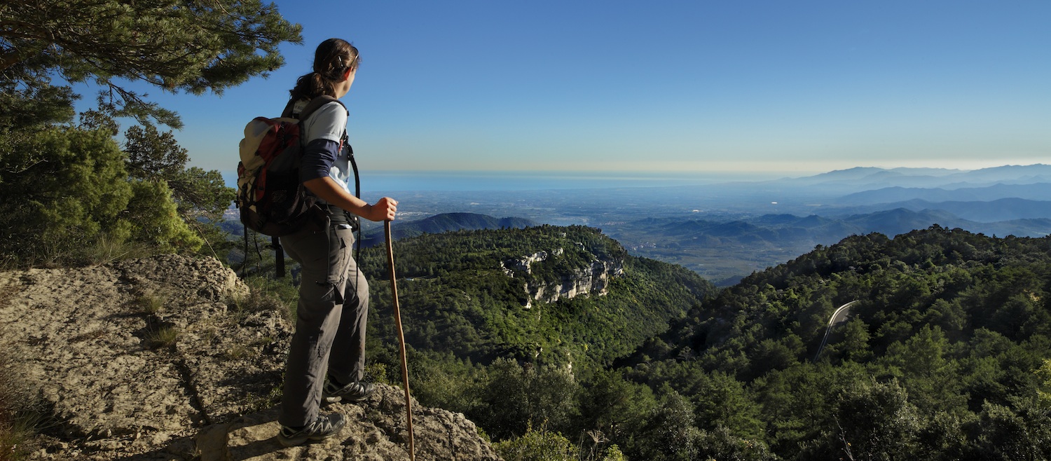 MONTAÑEROS CON VISTAS AL MAR