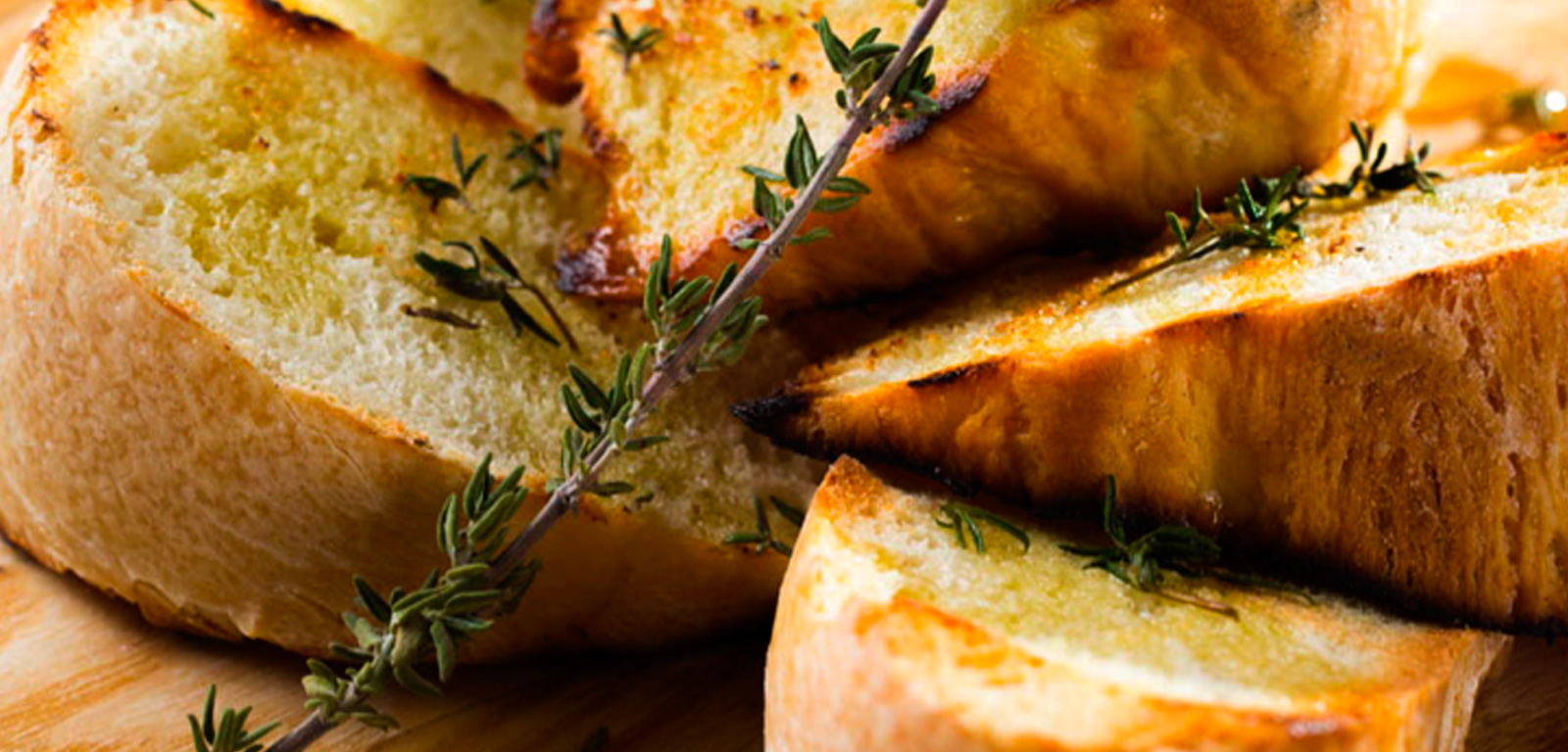 Рецепт хлеб чеснок масло. Хлеб с оливковым маслом. Итальянский хлеб с оливковым маслом. Хлеб с травами. Хлеб "греческий".